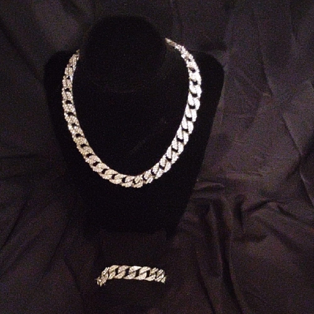Lustrous Silver Cuban Link Jewelry Set with Polished Finish